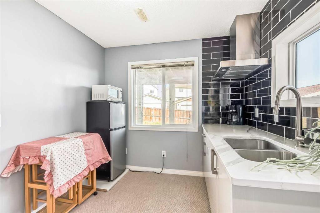 Calgary Mountain Gorgeous Single House Close Airport & Free Parking YYC Exterior photo